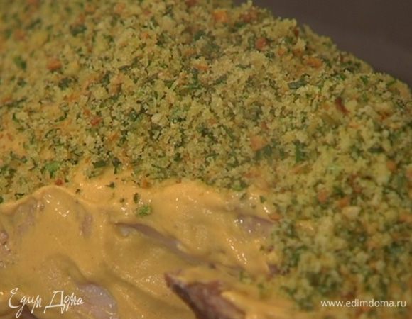 Вынуть из духовки мясо с овощами, баранью ногу смазать горчицей, посыпать со всех сторон сухарной крошкой и плотно прижать сухарную корочку к мясу.