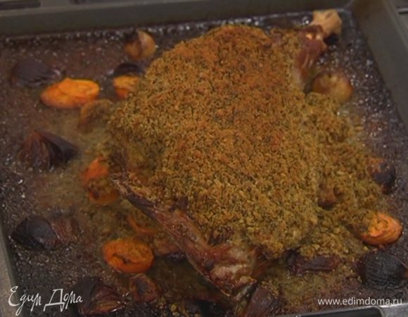 Понизить температуру в духовке до 170°С и запекать баранью ногу еще 2 часа, периодически вливая в противень немного воды.