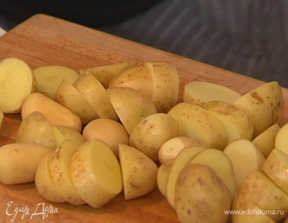 Картофель хорошо промыть, большие клубни нарезать крупными кусочками, маленькие оставить целиком.