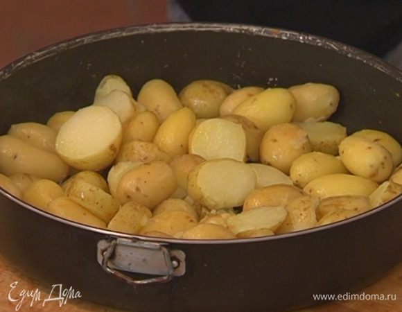 В глубокую форму для запекания выложить кусочки масла, сверху поместить картофель, посолить и встряхнуть несколько раз форму, чтобы масло равномерно распределилось.