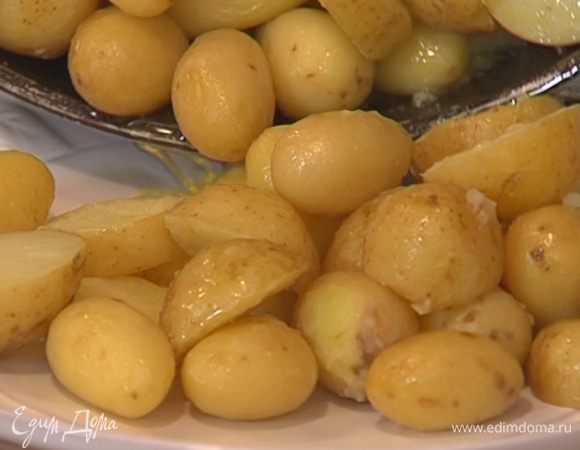 Запекать картофель в разогретой духовке около 15 минут до готовности.