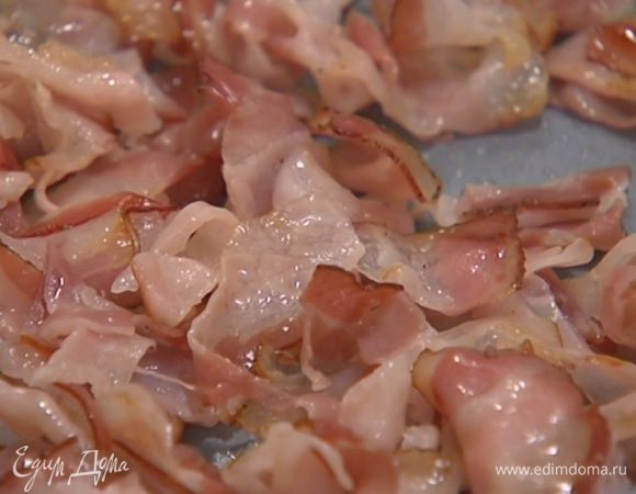 Бекон нарезать небольшими кусочками, обжарить до золотистого цвета и выложить на бумажное полотенце, чтобы удалить излишки жира.