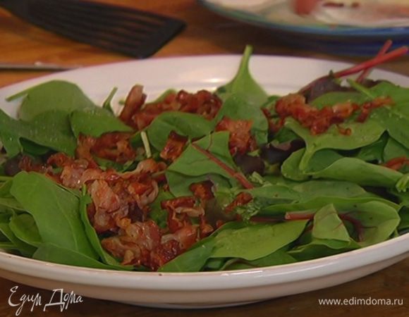 Листья салата и шпинат выложить в салатницу, посолить, поперчить и посыпать порванными руками листьями базилика, сверху разложить обжаренный бекон.