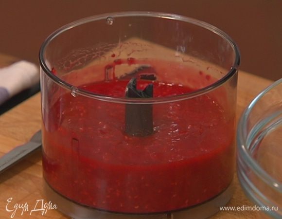 Малину взбить в блендере в пюре (немного ягод оставить для украшения).