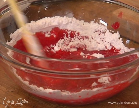 Измельченную малину протереть через сито, добавить 1 ст. ложку лимонного сока, сахарную пудру и перемешать, так чтобы не осталось комочков.