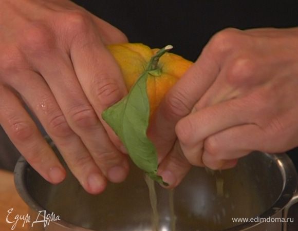 Из апельсинов выжать 100–150 мл сока.