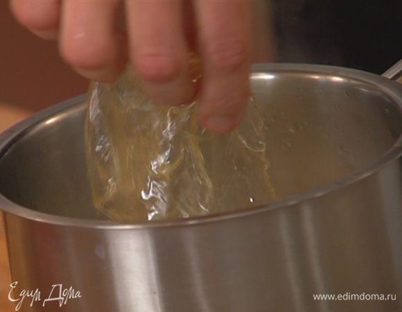 Кастрюлю с соком снять с огня, добавить желатин и дать ему полностью раствориться, затем процедить массу через сито и слегка остудить.