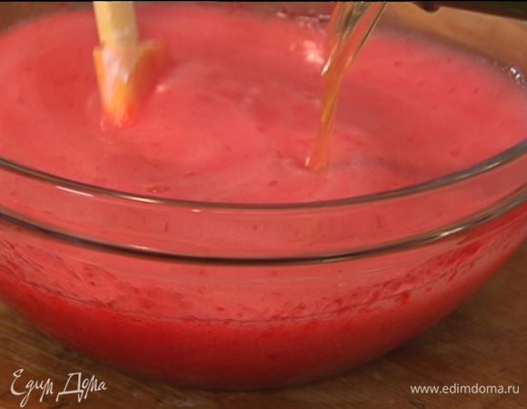 В малиновое пюре влить немного сидра, перемешать, затем добавить апельсиновый сок с желатином и, перемешивая, влить оставшийся сидр.