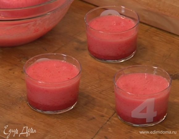 Малиновую массу разлить в формочки или прозрачные бокалы и отправить застывать в холодильник.