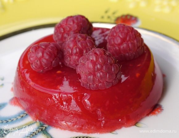 Готовое желе украсить оставшейся малиной.