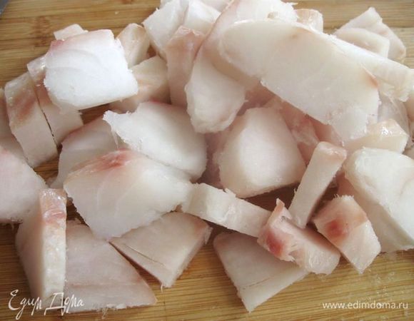 Слегка разморозить, порезать на кусочки.