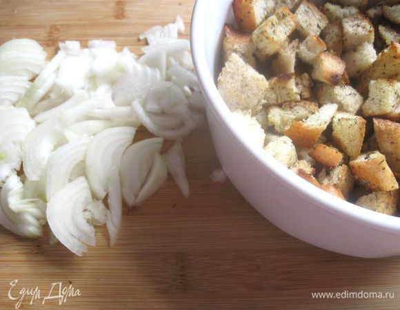 Лук почистить, разрезать на половинки, затем полукольцами. Обжарить на сливочном масле (42 г) до прозрачности. Чеснок почистить, выдавить через пресс и добавить  к луку.