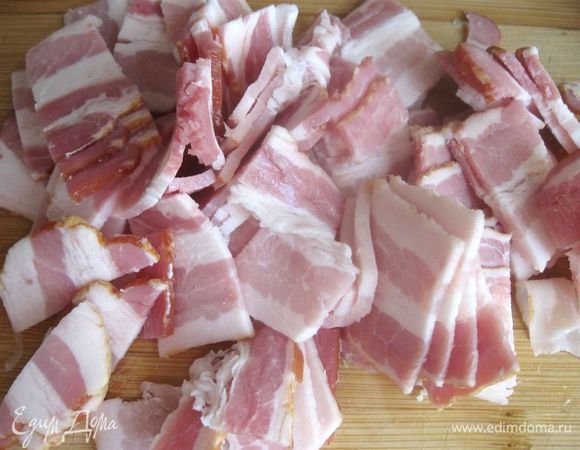 Бекон порезать.