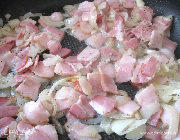 Соединить с луком, обжарить  1 – 2  минуты.
