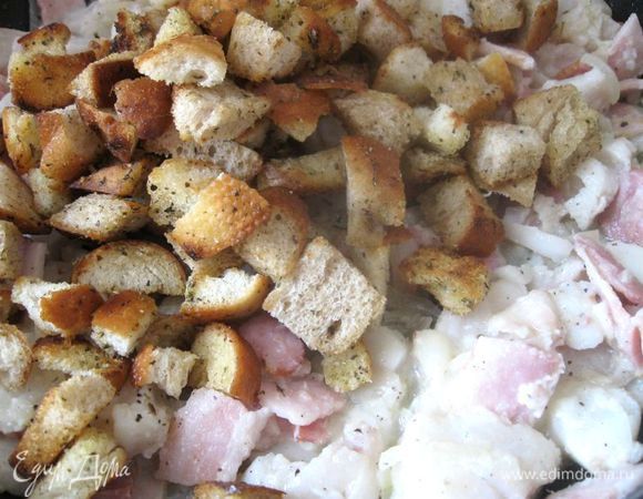 Добавить рыбу  и подержать 3  минуты на сковороде на маленьком огне, помешивая, для объединения вкусов. Поместить к смеси сухари.