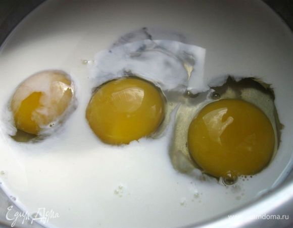 Приготовить заливку. Молоко смешать со сливками, положить туда яйца. 