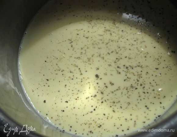 Все слегка взбить венчиком. Посолить, поперчить, добавить мускатный орех на кончике ножа.