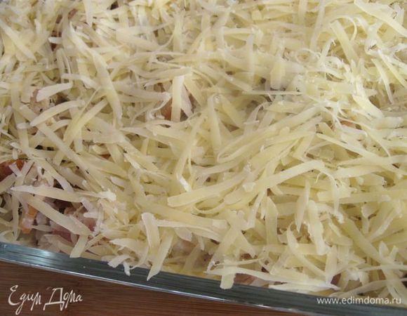 Сыр натереть на крупной терке. Посыпать запеканку.
