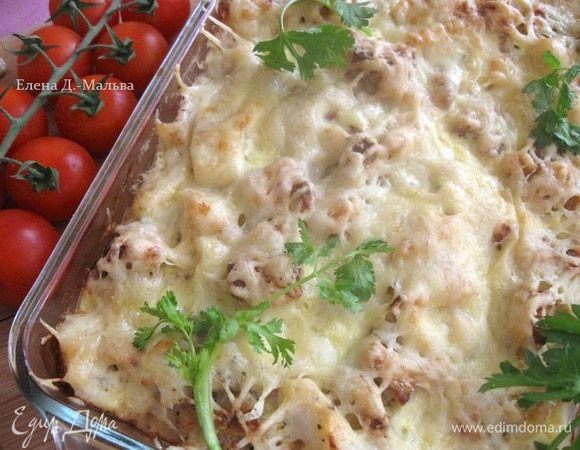 Духовку разогреть до 200 градусов и отправить туда запеканку на  25  минут до образования румяной корочки. Вынуть, разрезать порционо.