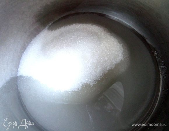 Сахар я заменила на белый,помещаем его в кастрюльку с толстым дном и добавляем воду.