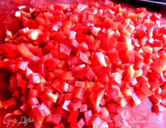 Измельчаем. Я сразу решила,что пропускать через блендер не буду и постаралась максимально мелко нарезать на кубики.