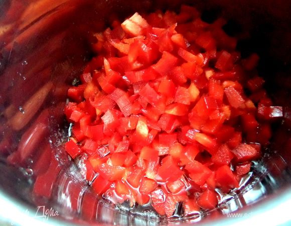 Помещаем в сироп..Чистого веса перца у меня получилось 450 г.