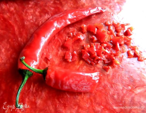 Здесь лучше работать в перчатках,но я смывала руки и нож сразу водой...Из осторожности остроты очистила сначала половину стручка,проварила и тогда добавила вторую половину,но смело можно и больше теперь!