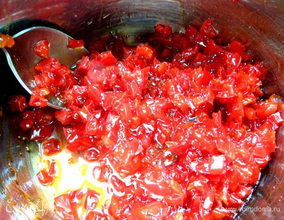 Всё ждала,когда же масса схватится,но в перцах видно было много сока и на дне была жидкость,а не сироп.