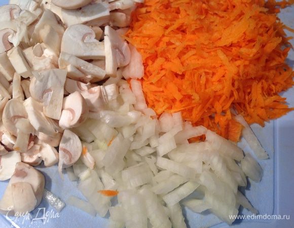 Лук и грибы мелко порезать, морковь натереть на крупной терке.
