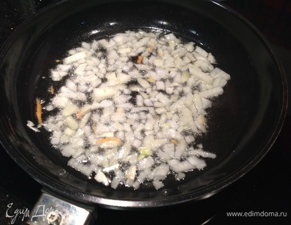 Лук обжарить на растительном масле.