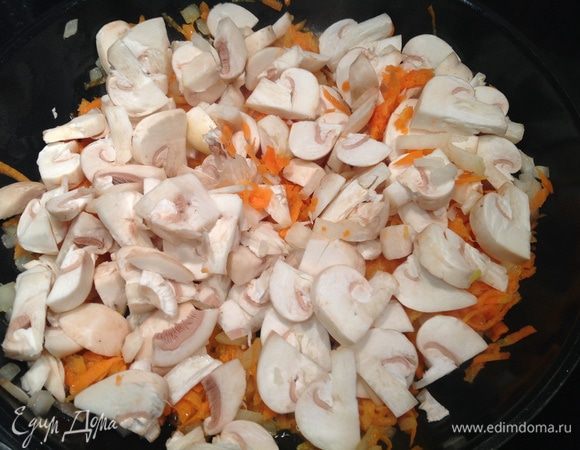 Через 2 минуты, добавить морковь и грибы, и жарить еще 8 минут. Посолить.