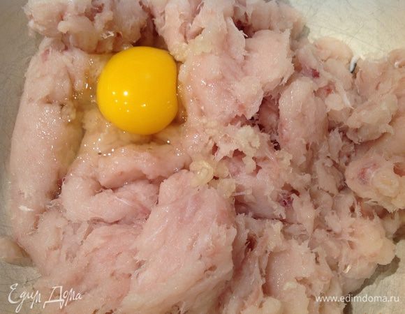 Добавить в фарш яйцо, выдавить прессом чеснок, посолить и поперчить(не солите много, бекон очень соленый и фарш им пропитается).