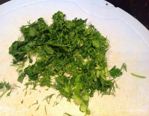 Зелень мелко нарезать.