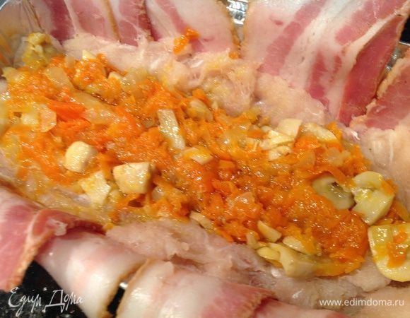 Выложить половину фарша, овощи.