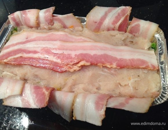 Сверху выложить оставшийся фарш и полоску бекона.