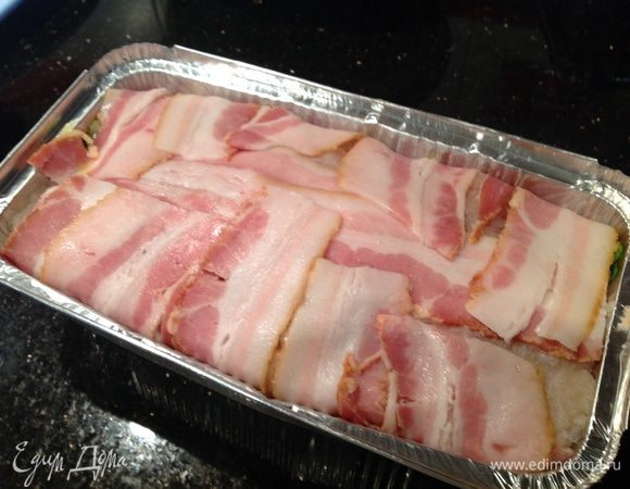 Накрыть концами бекона, избегая зазоров. Накрыть фольгой и выпекать в предварительно нагретой до 180 градусов духовке около 1 часа.