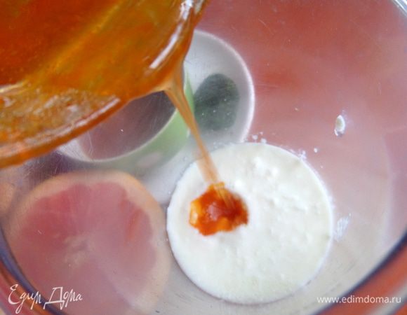 Наливаем в ёмкость для взбивания кефир или простоквашу,как у меня,вливаем сироп.