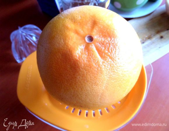 Выжимаем сок из половинки.