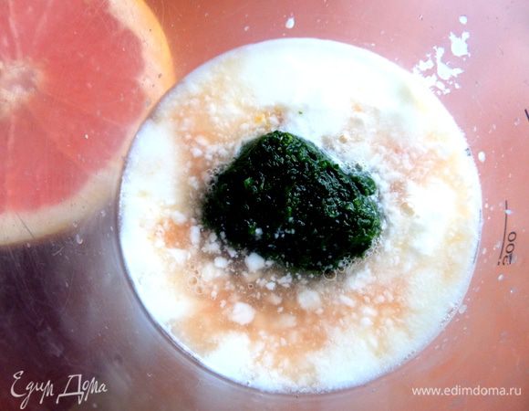 Кубик шпината бросим в ёмкость,он очень быстро размораживается,но в идеале лучше свежий шпинат!