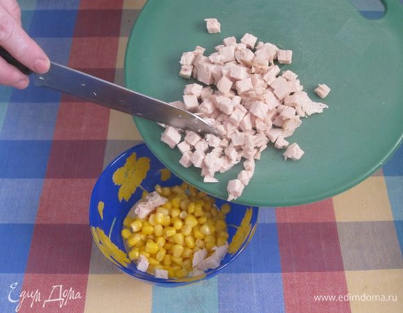 Куриное филе отварить, остудить, нарезать кубиками.