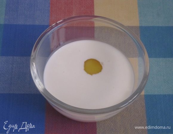 Сливки смешать с яйцами.