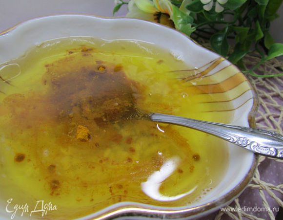 Подготовить маринад для шашлыка. Чеснок пропустить через пресс, добавить порошок карри, лимонный сок и 8 ст. л. оливкового масла. Всё тщательно перемешать.