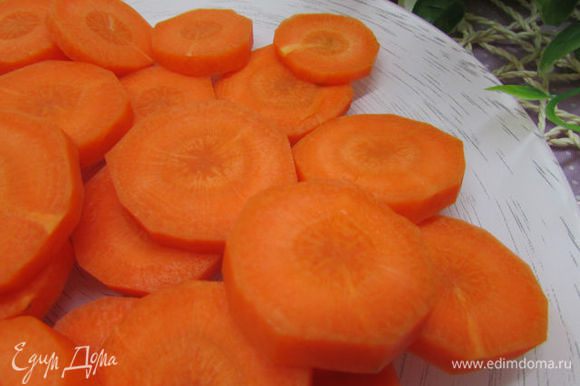 Тем временем, подготовить овощи. Морковь почистить, нарезать колечками и отварить в кипящей воде минуты 3-4, до полуготовности.