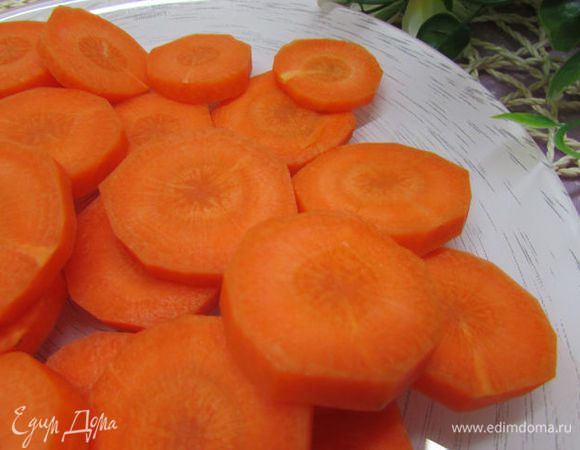 Тем временем, подготовить овощи. Морковь почистить, нарезать колечками и отварить в кипящей воде минуты 3-4, до полуготовности.