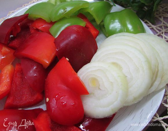 Болгарский перец освободить от семян и порезать кусочками. Лук почистить и нарезать кольцами.