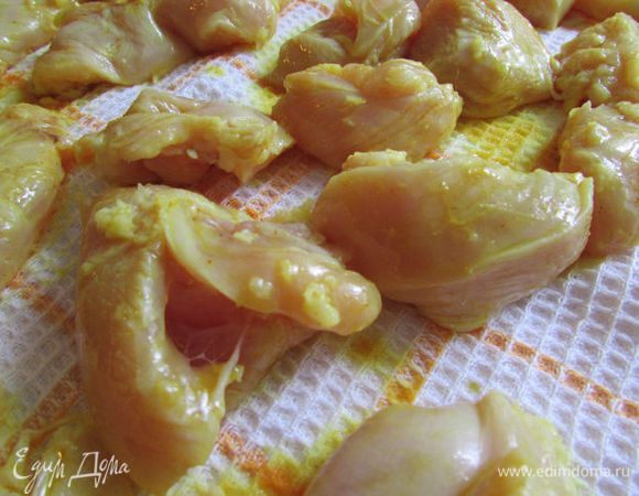  Мясо переложить на салфетку и немного обсушить.