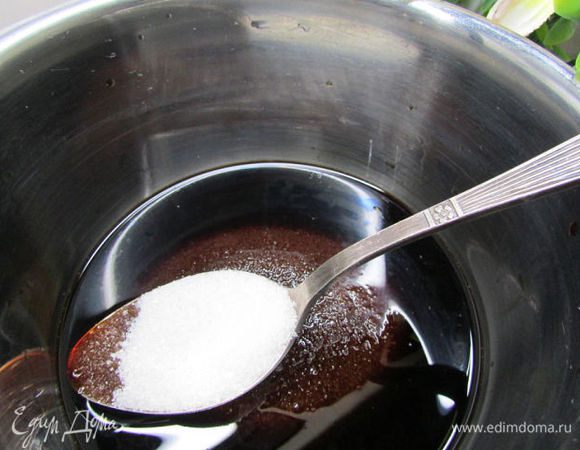 Приготовить соус. Пропорция 1:1 (бальзамический уксус + сахар). Поставить на медленный огонь, помешивая выпарить уксус, должна получиться густая масса, похожая на карамель.