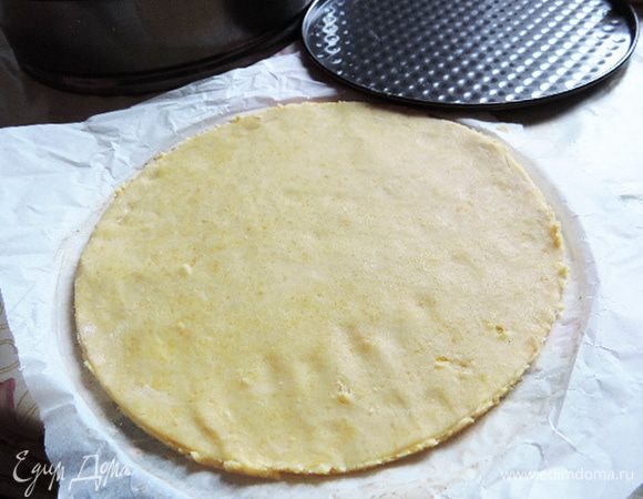 Приготовим песочное тесто Сабле на вареных желтках. Подробную технологию приготовления смотрим здесь http://www.edimdoma.ru/retsepty/66232-izyskannoe-pesochnoe-pechenie. Нам понадобиться один вареный желток от крупного яйца. Приготовленное и охлажденное в холодильнике не меньше 3 часов тесто раскатываем в круг диаметром 22 см. 