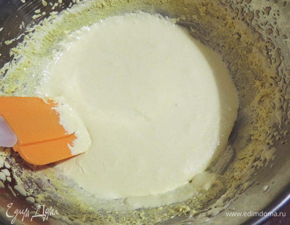 К этому времени у нас уже кипит водяная баня. Теперь миску с желтками ставим на кастрюлю с кипящей водой и взбиваем желтки миксером. В процессе взбивания добавляем лимонную цедру и 30 мл свежевыжатого лимонного сока. Масса станет заметно жиже, но продолжаем взбивать - и она снова загустеет. Нам надо добиться, чтоб сахар практически растворился. Я взбивала минут 10. У меня получилась очень светлая густая и пышная кремообразная масса. Взбитые желтки накрыть пленкой в контакте с поверхностью массы и оставить остывать при комнатной температуре.