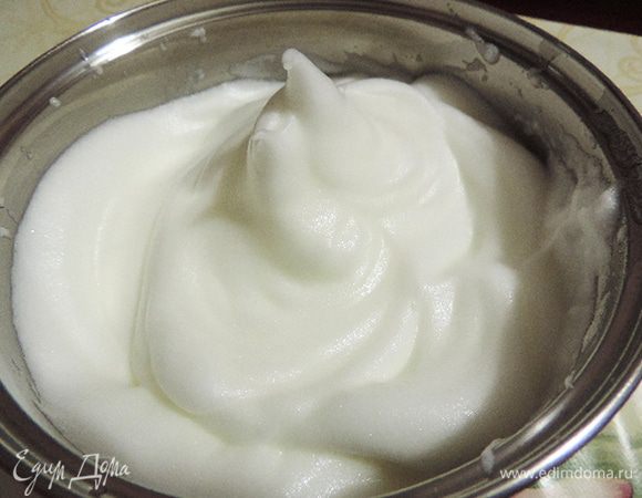 Белки взбиваем до устойчивых пиков. при переворачивании емкости, взбитые белки не должны из нее выпадать.